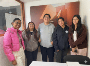 Estudiantes de ICTE colaborando en un proyecto interdisciplinario